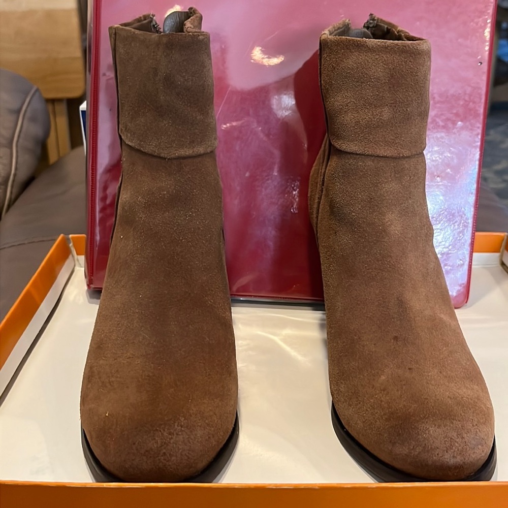 Arturo Chiang suede boots